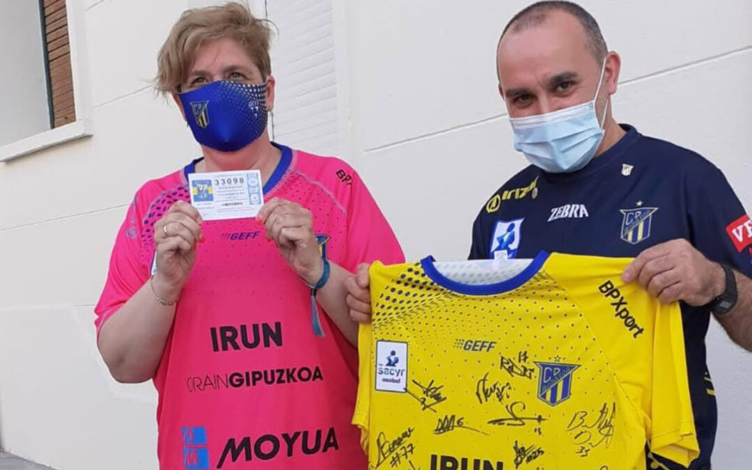 Entrega de la camiseta firmada