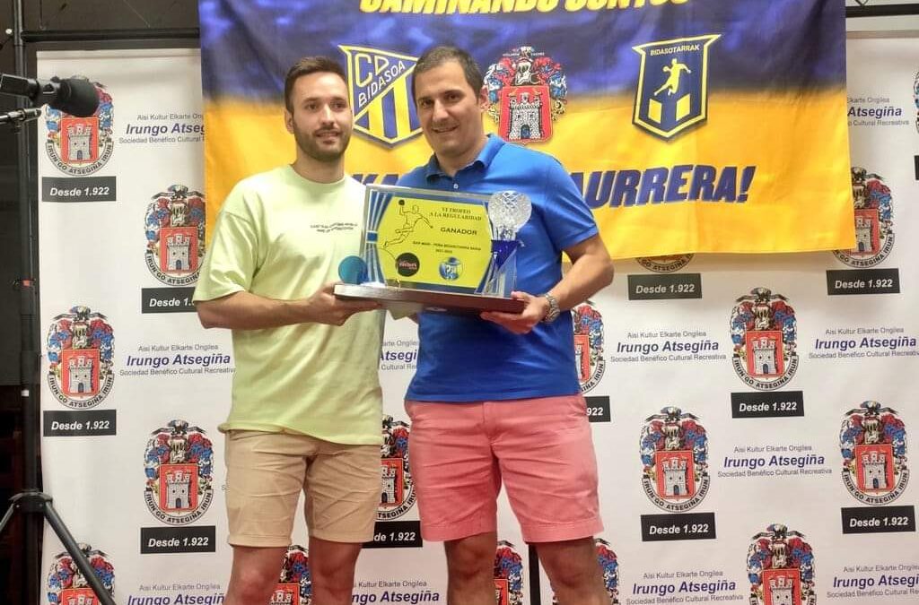 Iñaki Cavero recibe de Etxahun Olaizola el vi Trofeo de la Regularidad Bar Mari-Peña Bidasotarrak Saria